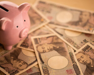 豚の貯金箱とお金